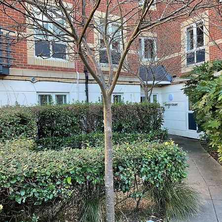 Ferienwohnung Modern 2 Bed Apt In Egham High Street, With Private Parking And Wifi Exterior foto