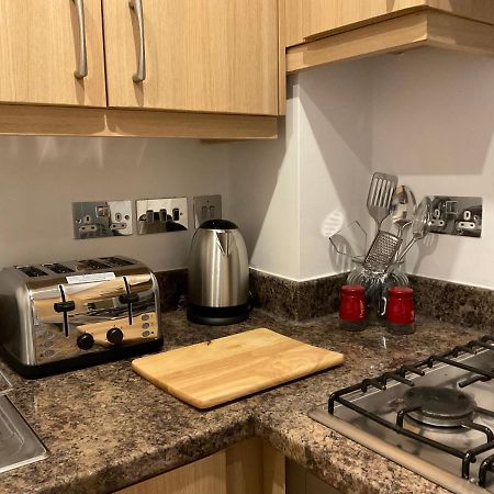 Ferienwohnung Modern 2 Bed Apt In Egham High Street, With Private Parking And Wifi Exterior foto