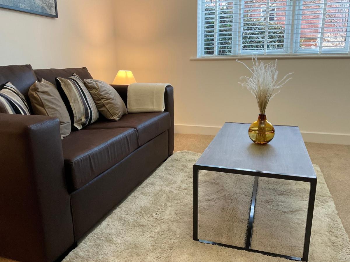 Ferienwohnung Modern 2 Bed Apt In Egham High Street, With Private Parking And Wifi Exterior foto