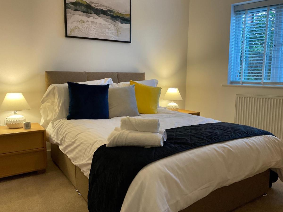 Ferienwohnung Modern 2 Bed Apt In Egham High Street, With Private Parking And Wifi Exterior foto