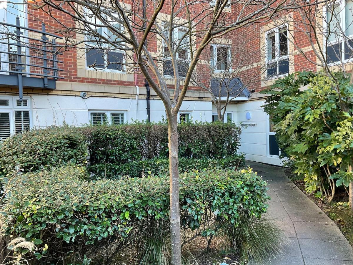 Ferienwohnung Modern 2 Bed Apt In Egham High Street, With Private Parking And Wifi Exterior foto