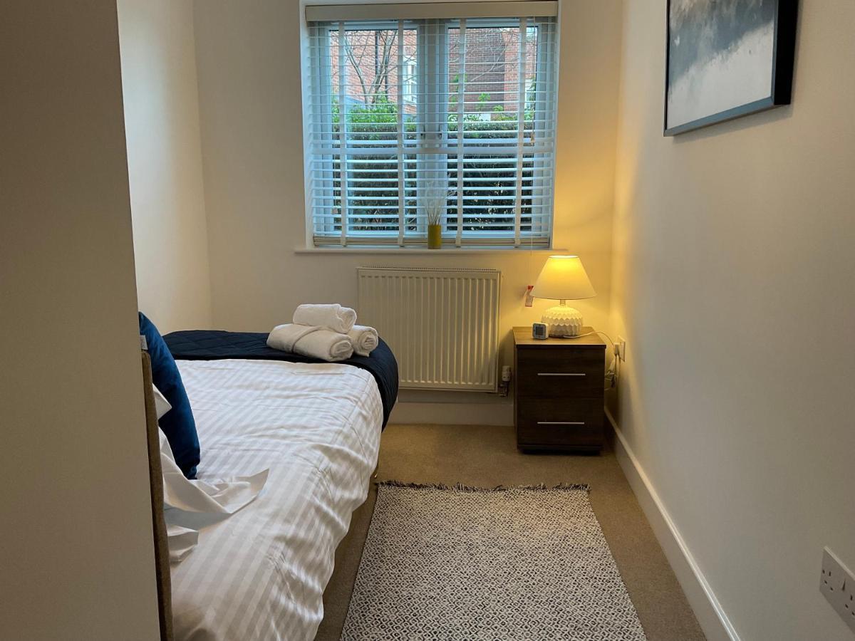 Ferienwohnung Modern 2 Bed Apt In Egham High Street, With Private Parking And Wifi Exterior foto