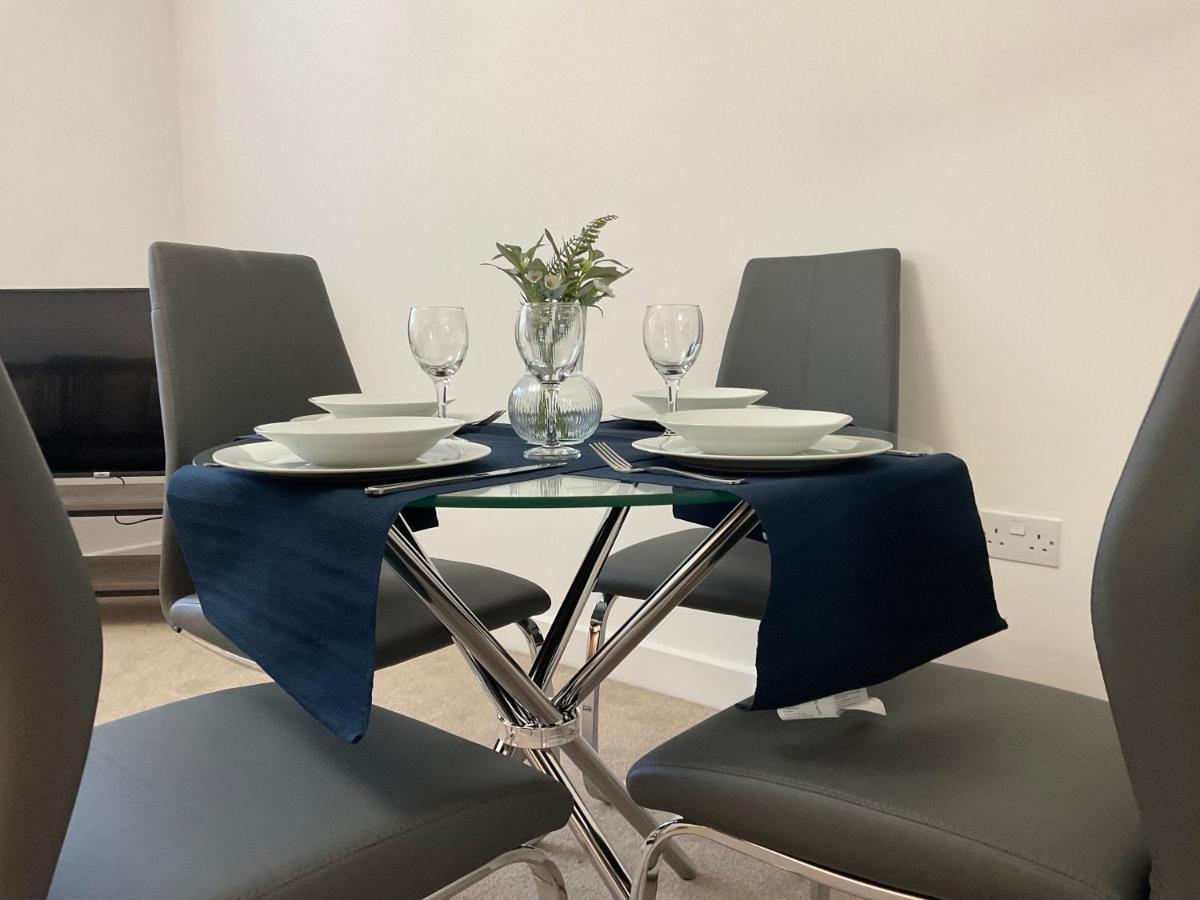 Ferienwohnung Modern 2 Bed Apt In Egham High Street, With Private Parking And Wifi Exterior foto