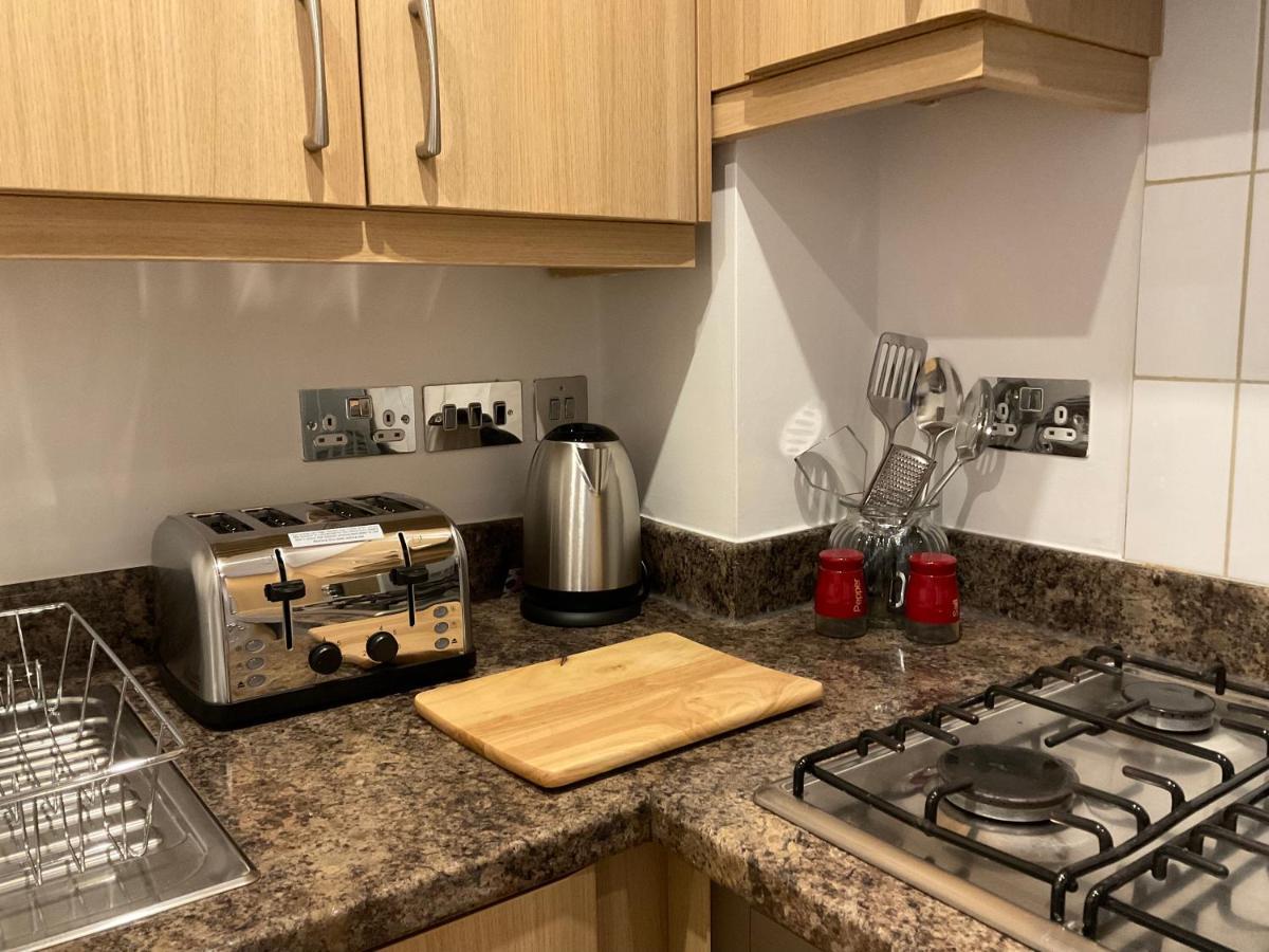 Ferienwohnung Modern 2 Bed Apt In Egham High Street, With Private Parking And Wifi Exterior foto